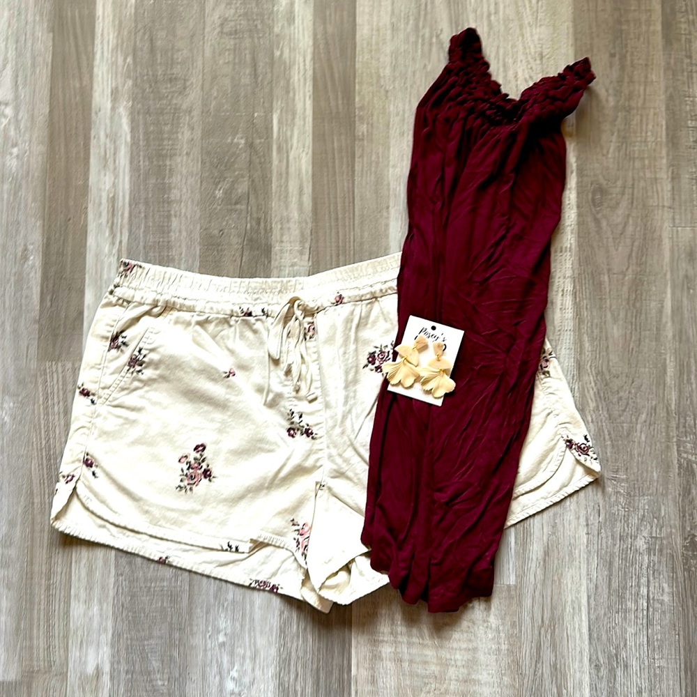 Super cute top and shorts outfit.